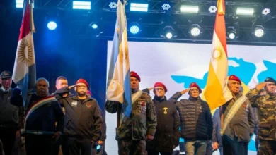 Imagen de la Plaza de la Intendencia con banderas argentinas y una multitud reunida para la Vigilia por los Héroes de Malvinas