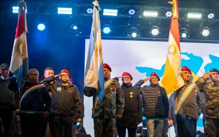 Imagen de la Plaza de la Intendencia con banderas argentinas y una multitud reunida para la Vigilia por los Héroes de Malvinas