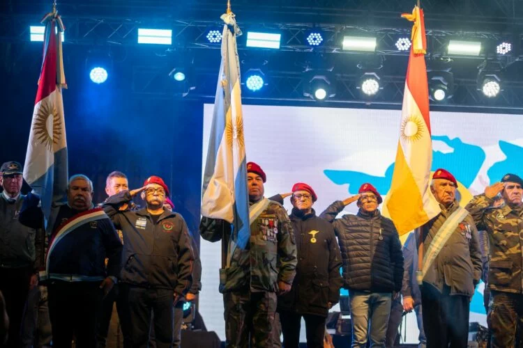 Imagen de la Plaza de la Intendencia con banderas argentinas y una multitud reunida para la Vigilia por los Héroes de Malvinas
