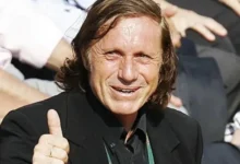 Guillermo Vilas sonriendo con su familia en una celebración de Pascuas