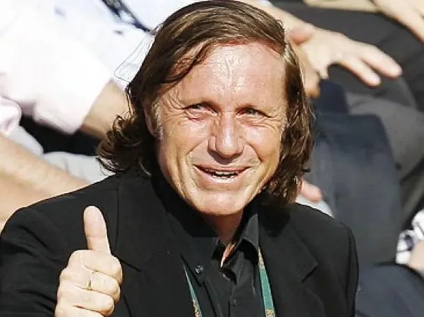 Guillermo Vilas sonriendo con su familia en una celebración de Pascuas