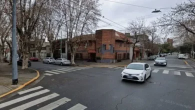 Imagen de un colectivo en la intersección de Chivilcoy y Nazarre, Villa Devoto