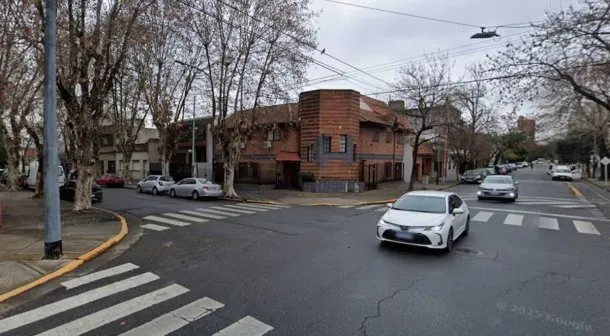 Imagen de un colectivo en la intersección de Chivilcoy y Nazarre, Villa Devoto