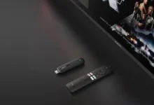 Imagen del Xiaomi TV Stick HD conectado a un televisor