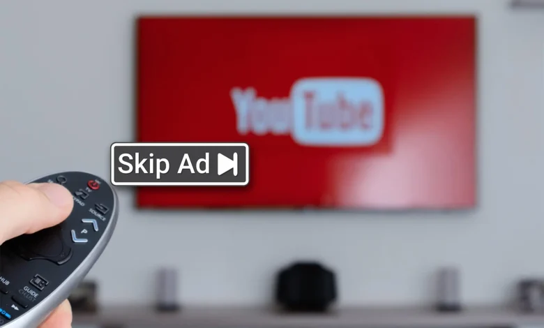 Imagen de una persona viendo YouTube en su móvil