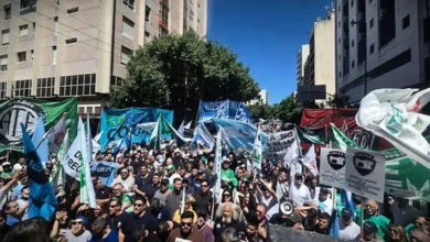 Docentes marchando en Córdoba en rechazo a la conciliación obligatoria