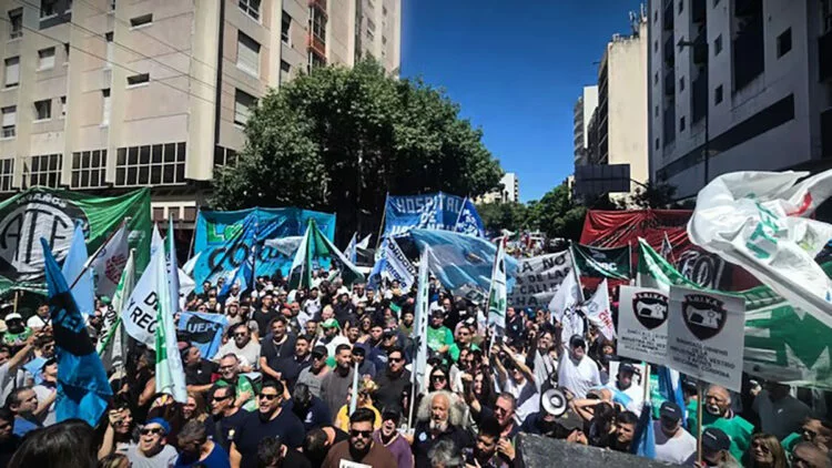 Docentes marchando en Córdoba en rechazo a la conciliación obligatoria