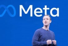 Imagen de una persona joven utilizando un teléfono móvil