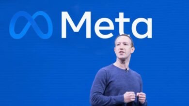 Imagen de una persona joven utilizando un teléfono móvil