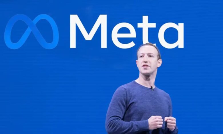 Imagen de una persona joven utilizando un teléfono móvil