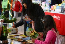 Imagen de la Feria Infantil del Libro Córdoba, con niños y artistas disfrutando de actividades culturales
