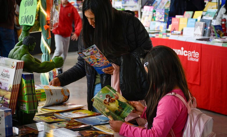 Imagen de la Feria Infantil del Libro Córdoba, con niños y artistas disfrutando de actividades culturales