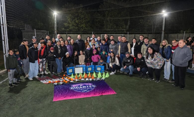 Entrega de elementos e insumos a clubes e iniciativas juveniles en el departamento Cruz del Eje