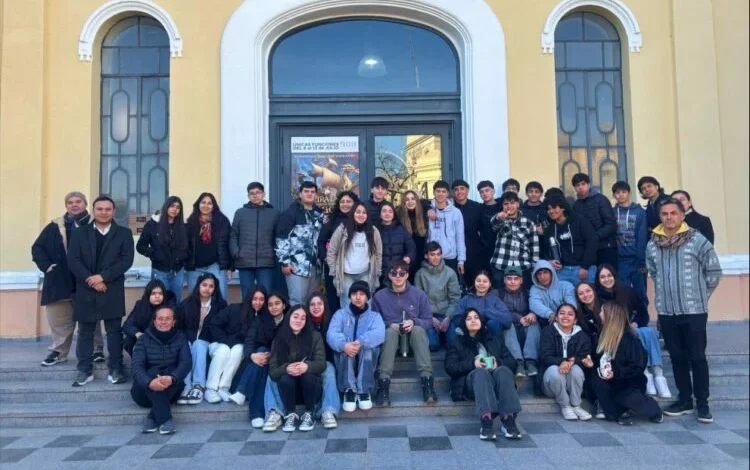 Jóvenes explorando la ciudad de Córdoba