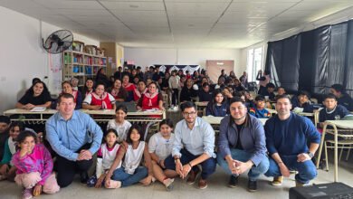 Imagen de jóvenes participando en un taller de Inteligencia Artificial
