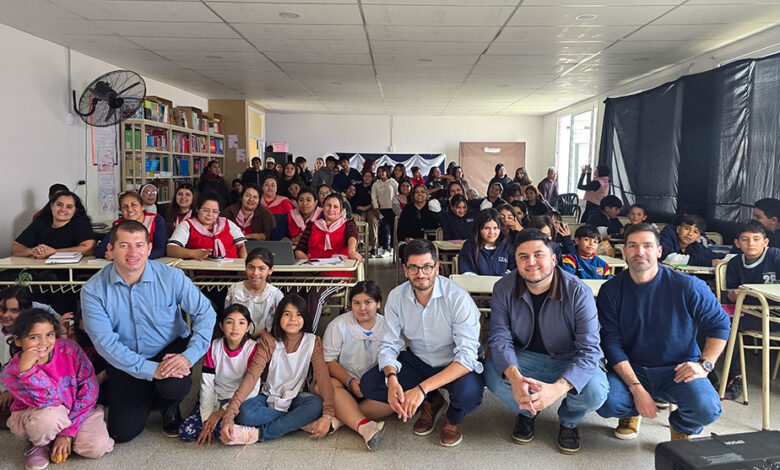 Imagen de jóvenes participando en un taller de Inteligencia Artificial