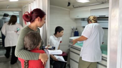 Imagen de un consultorio móvil de APROSS en un barrio de Córdoba