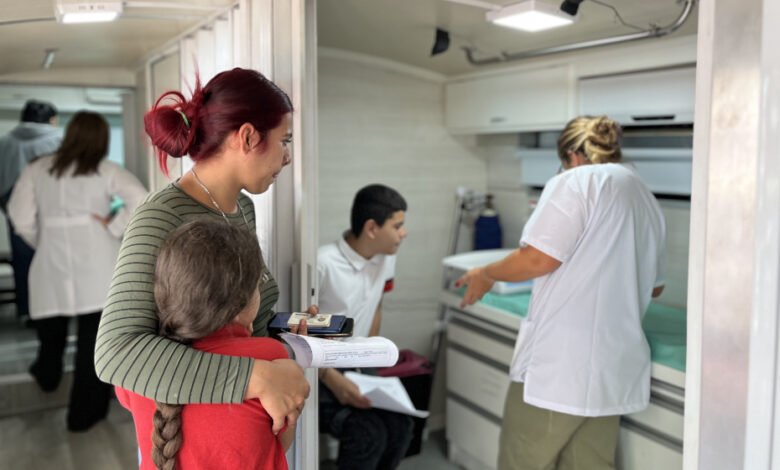 Imagen de un consultorio móvil de APROSS en un barrio de Córdoba