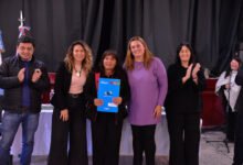 Familias de Los Cocos recibiendo escrituras sociales y gratuitas