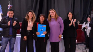 Familias de Los Cocos recibiendo escrituras sociales y gratuitas