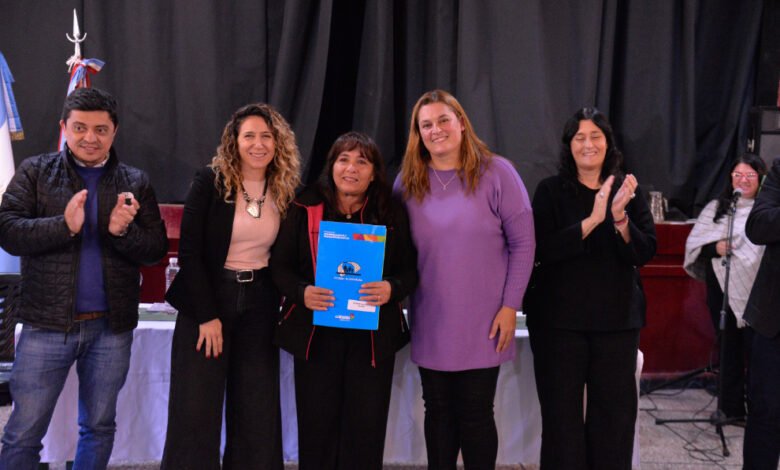 Familias de Los Cocos recibiendo escrituras sociales y gratuitas