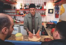 Imagen de un grupo de jóvenes emprendedores trabajando juntos en una oficina compartida