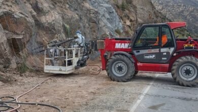 Imagen del Camino de Altas Cumbres con trabajos de mantenimiento en curso