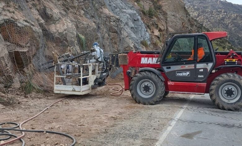 Imagen del Camino de Altas Cumbres con trabajos de mantenimiento en curso