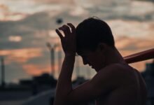 Imagen de una persona joven con un dispositivo de medición de la presión arterial