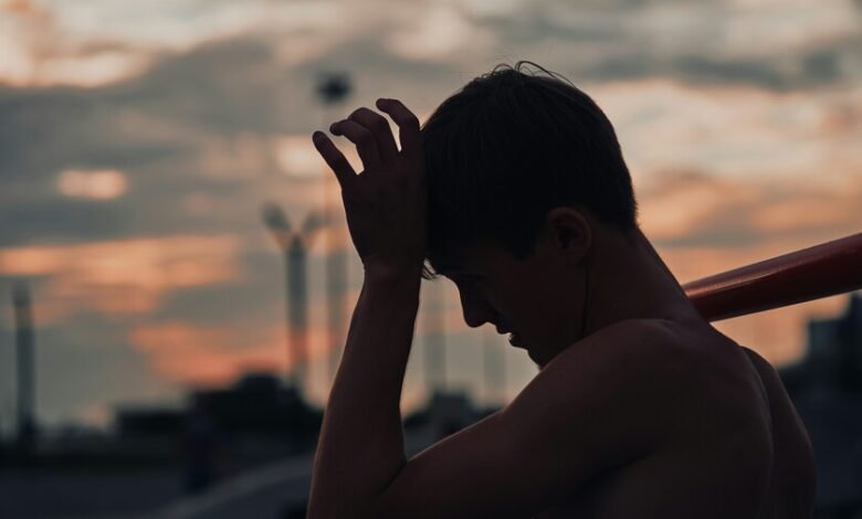 Imagen de una persona joven con un dispositivo de medición de la presión arterial