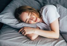 Imagen de una persona durmiendo en una cama cómoda