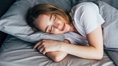 Imagen de una persona durmiendo en una cama cómoda