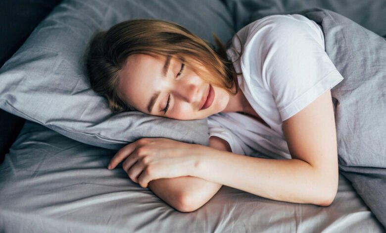 Imagen de una persona durmiendo en una cama cómoda