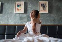 Persona durmiendo tranquilamente en una cama