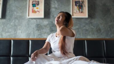 Persona durmiendo tranquilamente en una cama