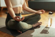 Una persona meditando en una posición de loto
