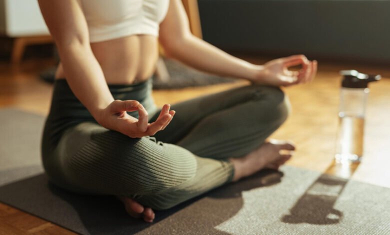 Una persona meditando en una posición de loto