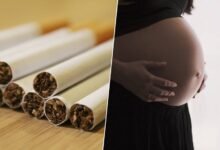 Una pareja joven tratando de concebir, con un paquete de cigarrillos en la mesa