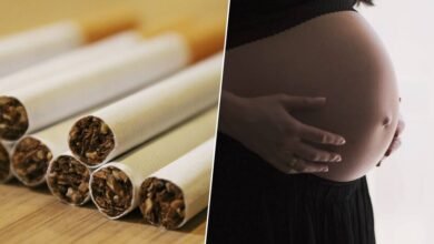 Una pareja joven tratando de concebir, con un paquete de cigarrillos en la mesa