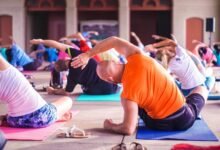 Persona haciendo ejercicio en un parque