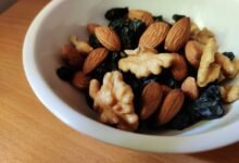 Frutos secos mixtos sobre una mesa de madera