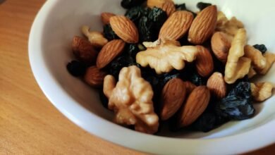 Frutos secos mixtos sobre una mesa de madera
