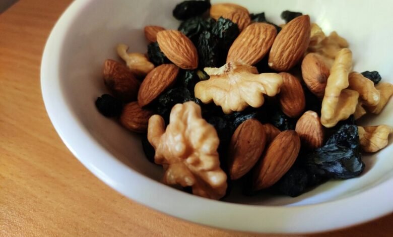 Frutos secos mixtos sobre una mesa de madera