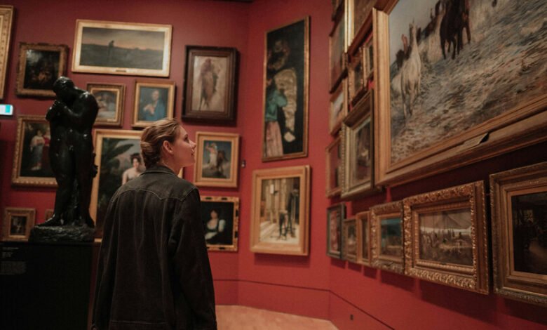 Persona mayor disfrutando de una exposición de arte en un museo