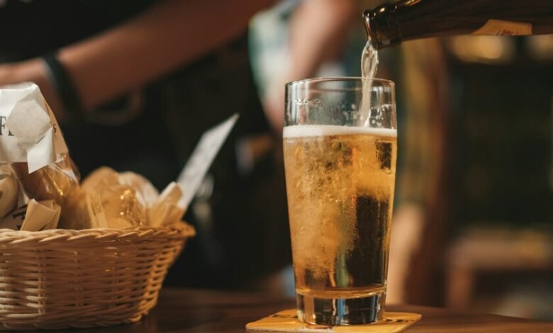 Una persona disfrutando de una cerveza en un bar