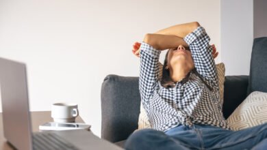 Persona exhausta en el trabajo, con la cabeza entre las manos