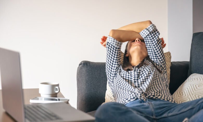 Persona exhausta en el trabajo, con la cabeza entre las manos