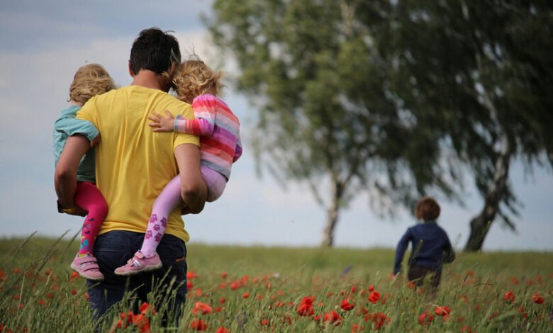 Padre y hijo pasando tiempo juntos