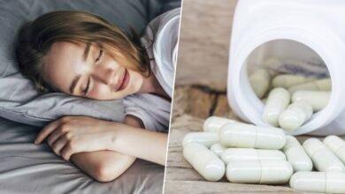 Persona dormida con pastillas naturales en la mesita de noche