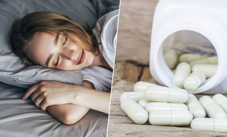 Persona dormida con pastillas naturales en la mesita de noche